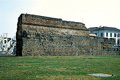 Mura romane con sopraelevazione
                          medievale
