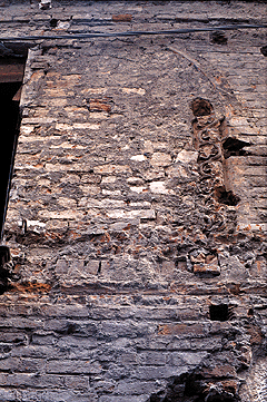 finestra
                      scomparsa in via Bellezia