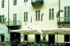 Palazzo con finestre gotiche