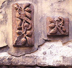 Mattoni con stemma dei Romagnano